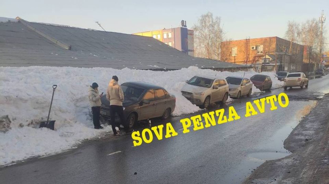На Южной Поляне машины завалило снегом с крыши здания