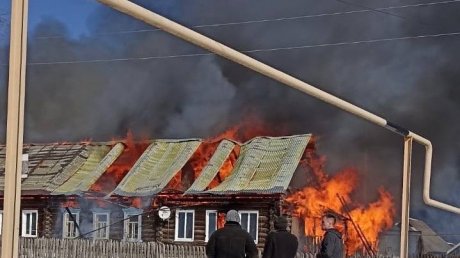 В Кузнецком районе огонь уничтожил пятиквартирный дом