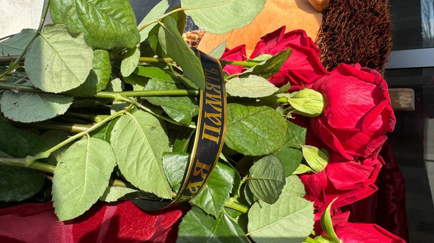 Пензенцы несут к Дому молодежи цветы в память о погибших в теракте