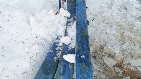 На улице Карпинского сброшенные с крыши глыбы льда сломали скамейки