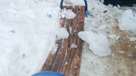На улице Карпинского сброшенные с крыши глыбы льда сломали скамейки
