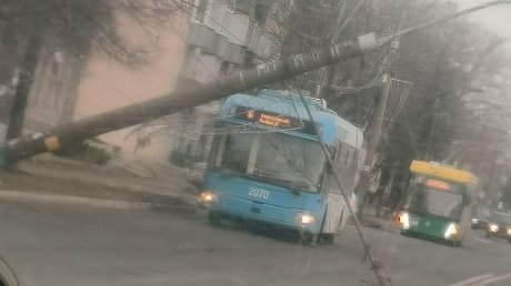 На улице Суворова в Пензе упавший столб перегородил дорогу