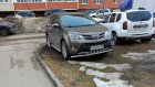 На ул. Ладожской водитель Toyota RAV4 превратил газон в парковку