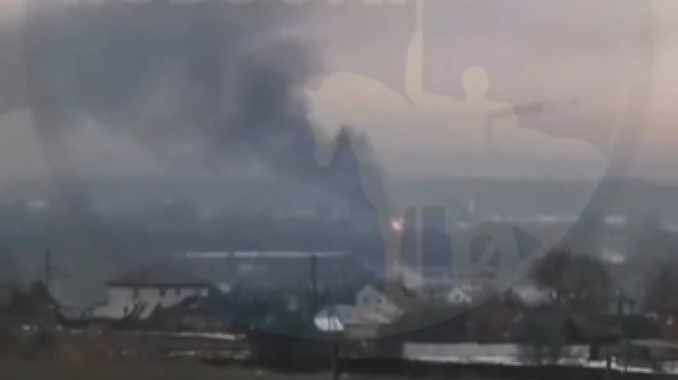 Загоревшееся строение в Засечном тушили 25 человек