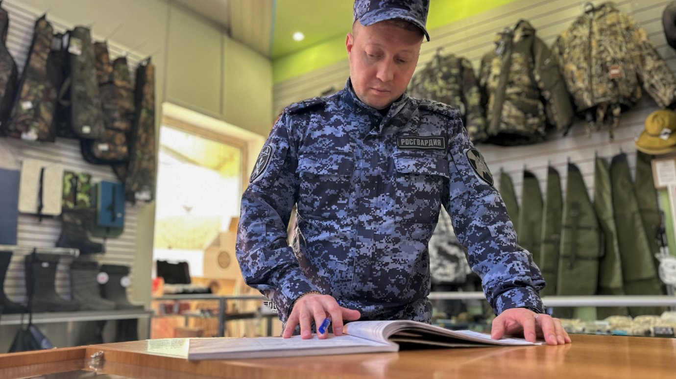 Росгвардейцы проверяют оружейные магазины в Пензенской области