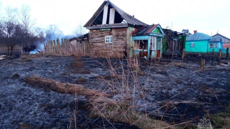 Житель Каменского района убирал участок и сжег соседний дом