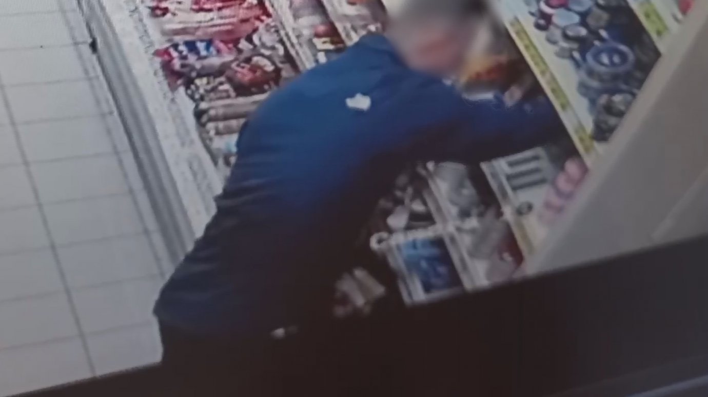 В Пензе мужчина убежал от продавцов с продуктами под курткой