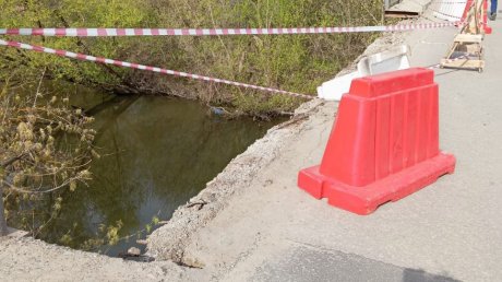 В Пензе обвалилось ограждение моста на улице Токарной