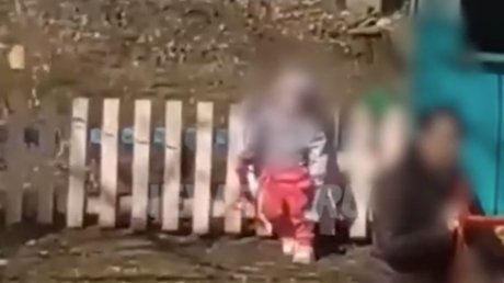 В России повешенную на заборе воспитанницу детского сада сняли на видео