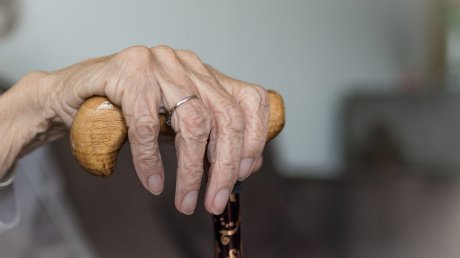 104-летняя пенсионерка отметила день рождения со стриптизером