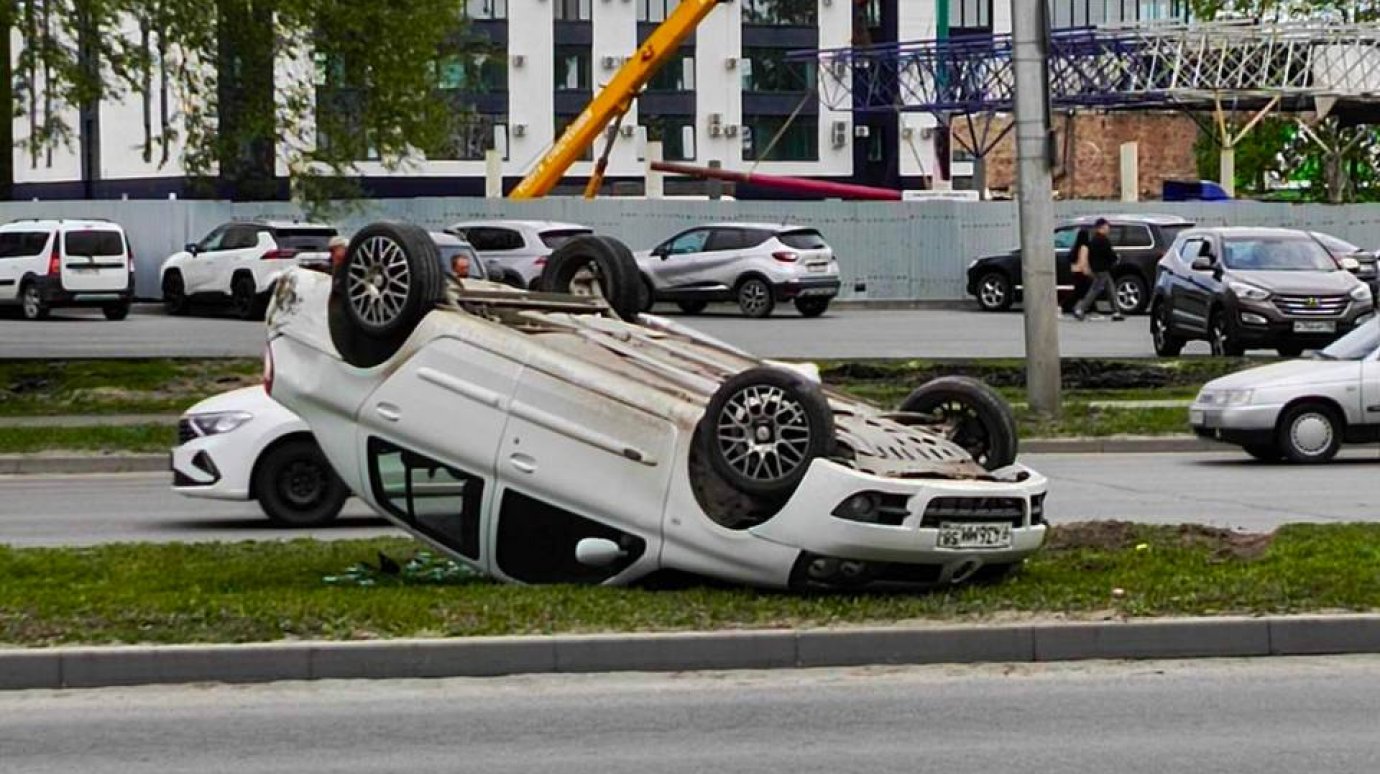 В Пензе Renault оказался на крыше после столкновения с Tesla