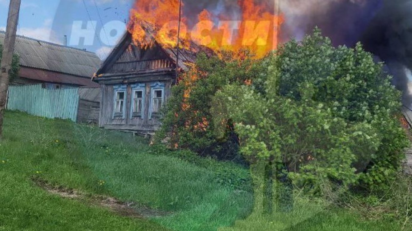 В селе Русский Ишим загорелся частный дом