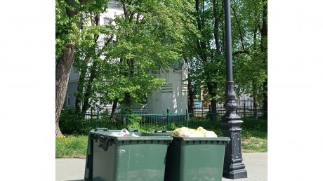 В Пензе туристы оценивают баки с мусором на Соборной площади