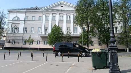 В Пензе туристы оценивают баки с мусором на Соборной площади