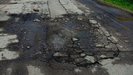 Разбитая дорога в «Березовую рощу» не увидит ремонта в этом году