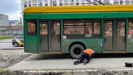 Застрявший на улице Гагарина троллейбус вытаскивала спецтехника