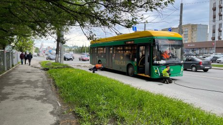 Застрявший на улице Гагарина троллейбус вытаскивала спецтехника