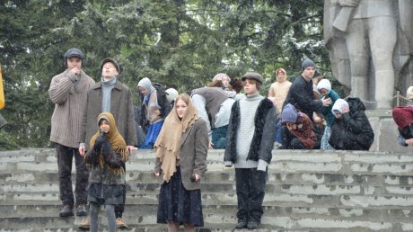 Мокрый снег не помешал кузнечанам прийти на Холм Славы