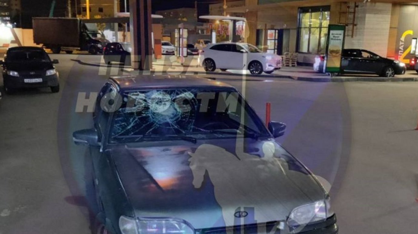 В Пензе прохожий бросил кирпич в лобовое стекло машины