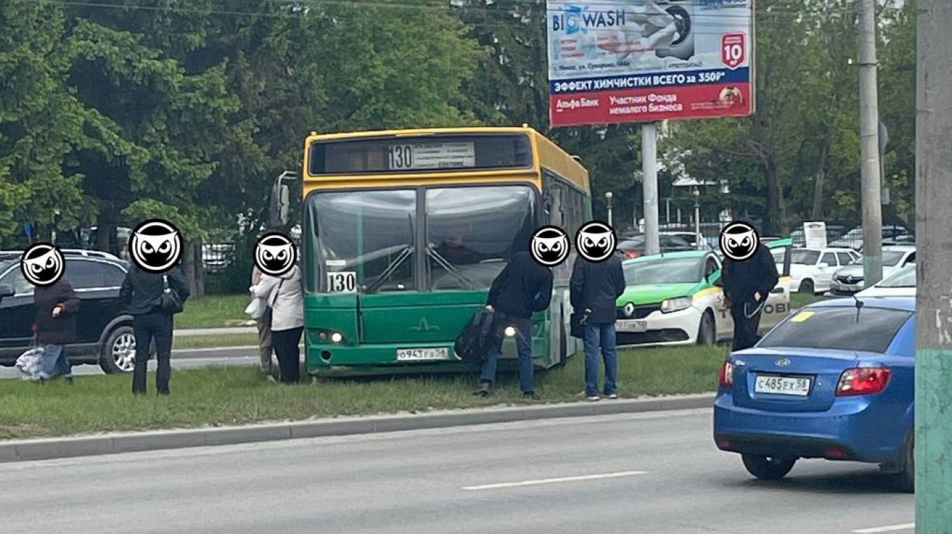 На проспекте Строителей столкнулись автобус № 130 и такси