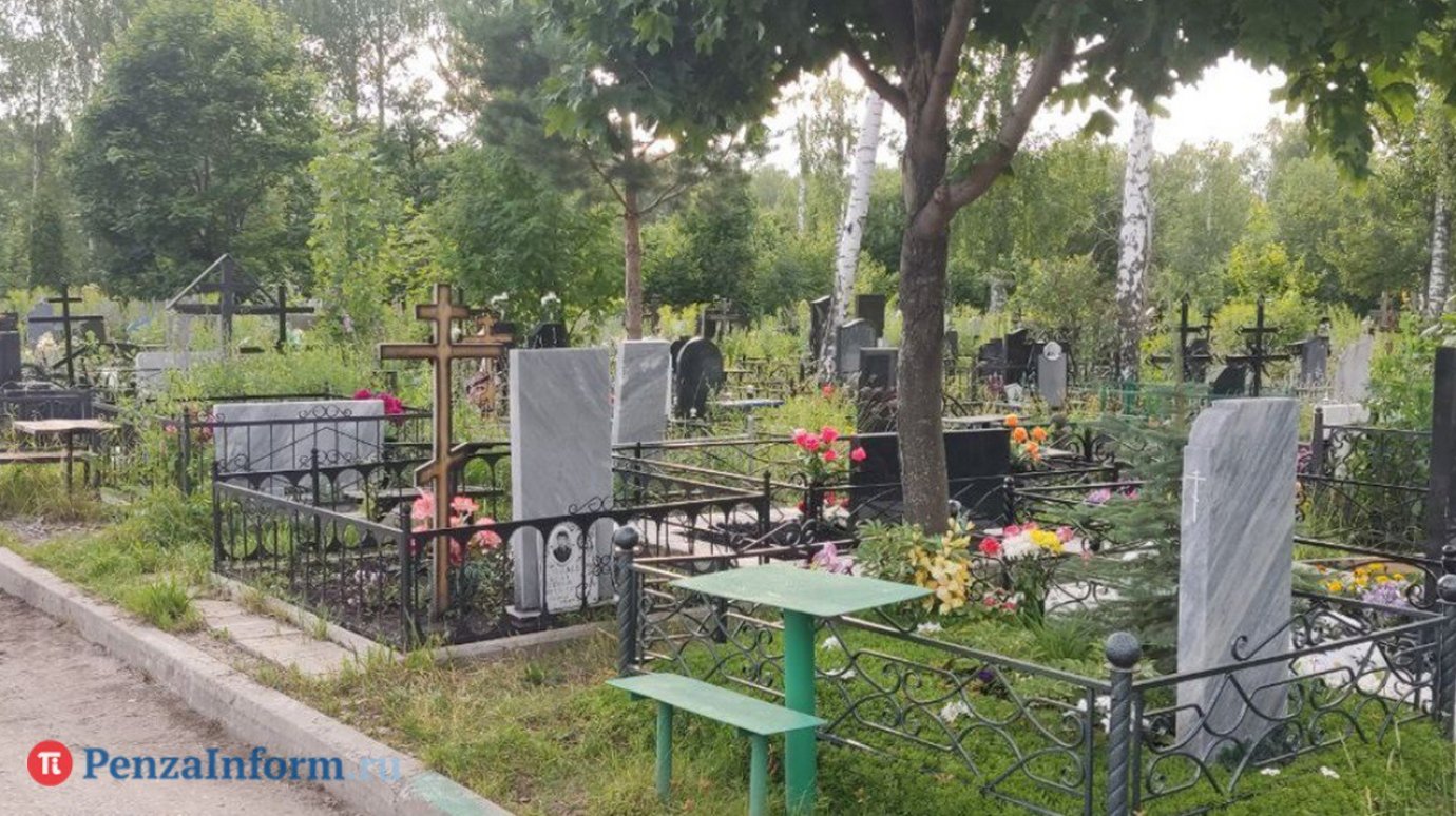 Священник назвал грехом попытки «накормить» покойников на кладбище