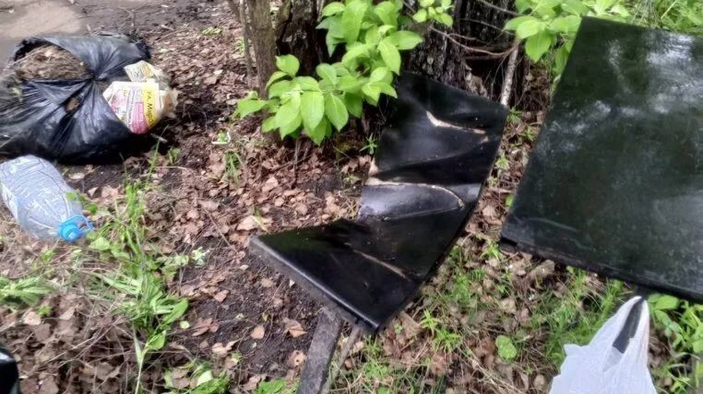 На Восточном кладбище при уборке мусора повредили скамейку