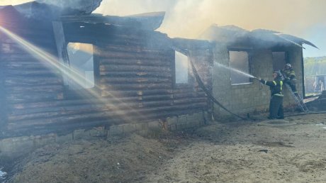 В Городище огонь уничтожил дом и машину