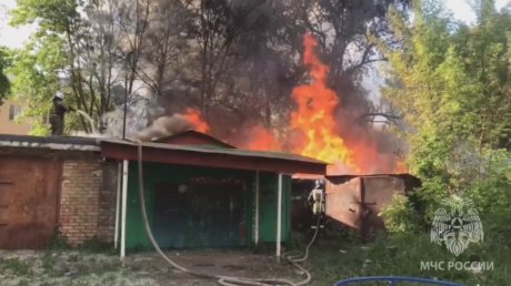 Пожар на улице Шмидта уничтожил гаражи и хозпостройки