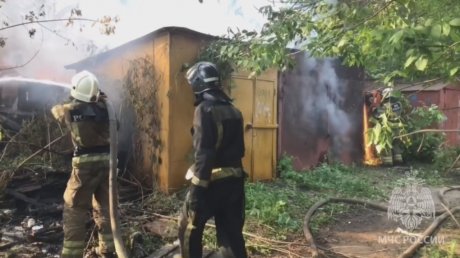 Пожар на улице Шмидта уничтожил гаражи и хозпостройки