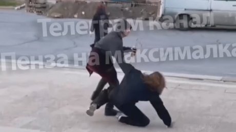 В Пензе девочки-подростки жестоко подрались у здания правительства