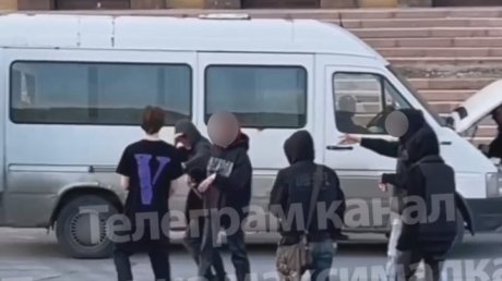 В Пензе девочки-подростки жестоко подрались у здания правительства