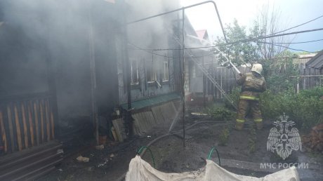В Кузнецком районе от удара молнии загорелся дом