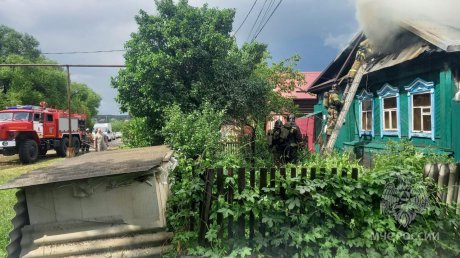 В Кузнецком районе от удара молнии загорелся дом