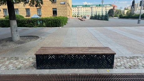 Пензячка нашла пропавшие с площади Ленина скамьи с решетками