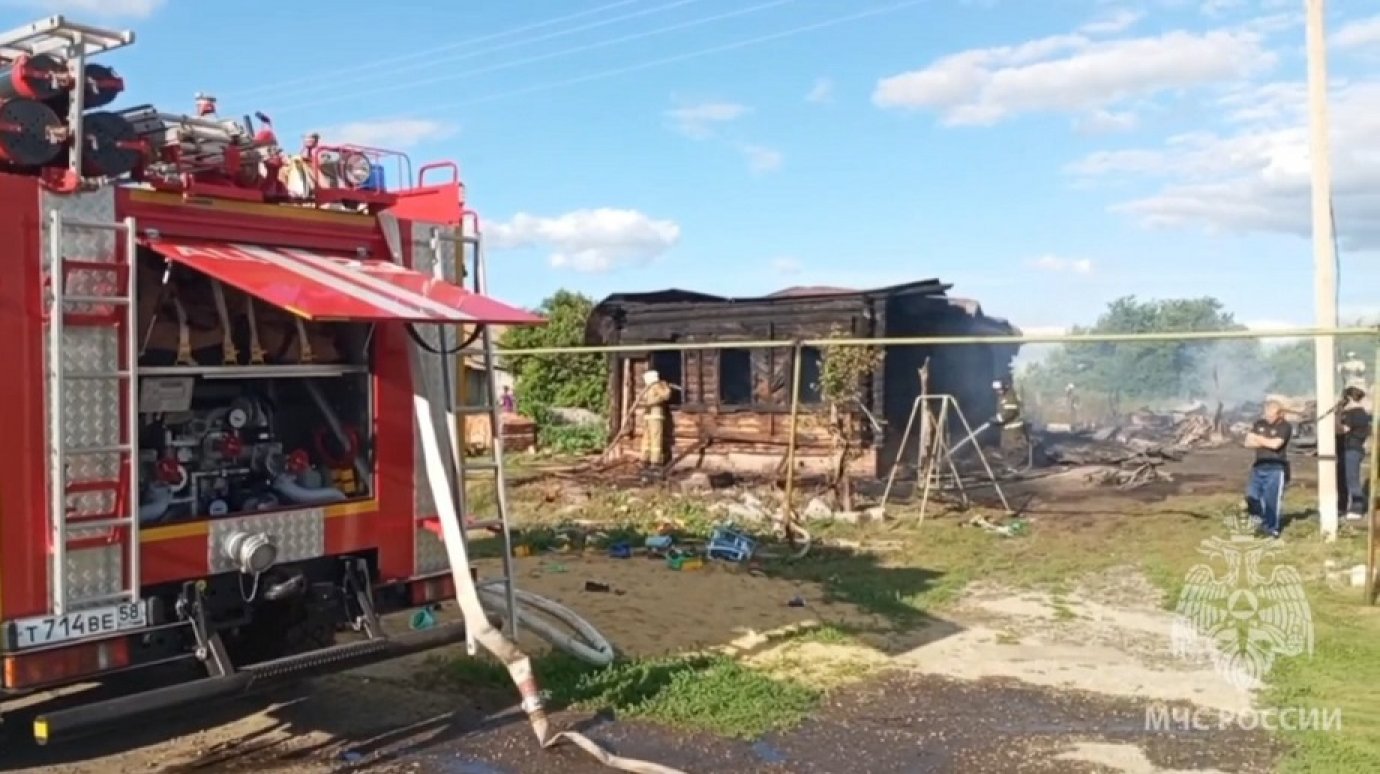 В Бессоновском районе сельчане спасли из горящего дома 6 детей
