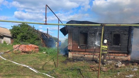 В Бессоновском районе сельчане спасли из горящего дома 6 детей