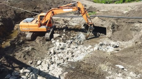 На обвалившемся переезде в Кузнецке начали демонтаж старых труб