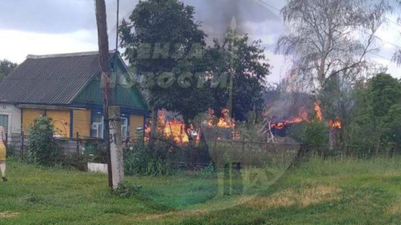 В Пензенском районе от удара молнии сгорел дом