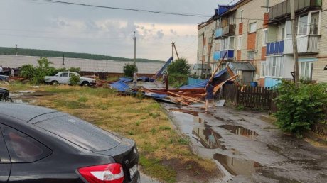 Шквальный ветер снес крыши зданий в нескольких районах области