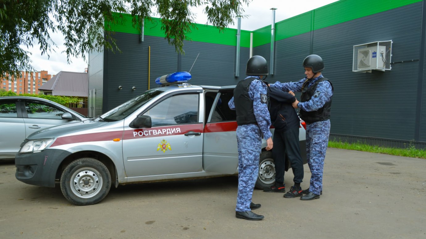 Пьяный никольчанин угнал такси и врезался в столб