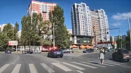 В Арбекове женщину чуть не сбили на пешеходном переходе