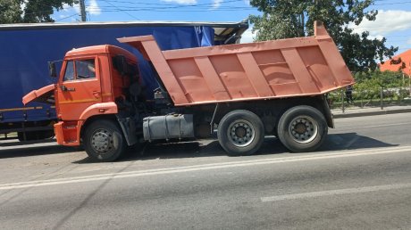 На въезде в Терновку столкнулись большегрузы, момент попал на видео