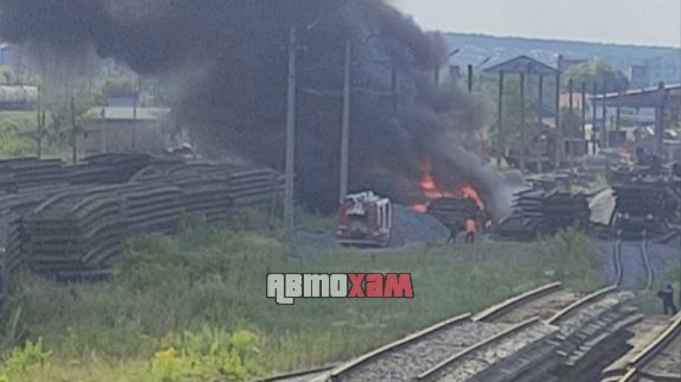 В Пензе загорелись шпалы в районе улицы Чаадаева