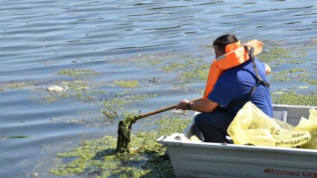 С водной глади Суры вывезли несколько пакетов мусора