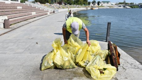 С водной глади Суры вывезли несколько пакетов мусора