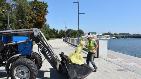 С водной глади Суры вывезли несколько пакетов мусора