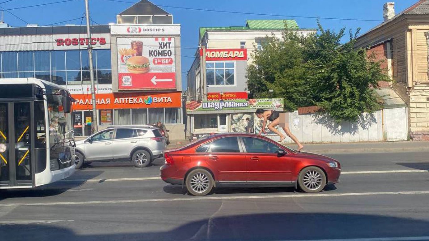 С улицы Чехова в Пензе забрали оголившуюся женщину