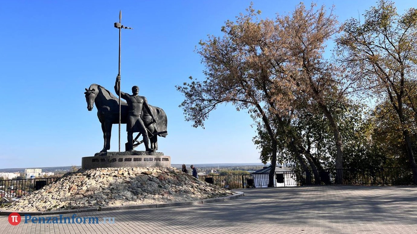 Для зоны у памятника Первопоселенцу заказали скамейки с урнами