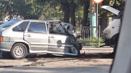 В Кузнецке столкнулись два легковых автомобиля и грузовик