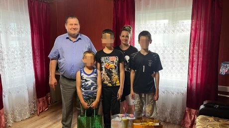 Пензенские министры помогают родителям собрать детей в школу